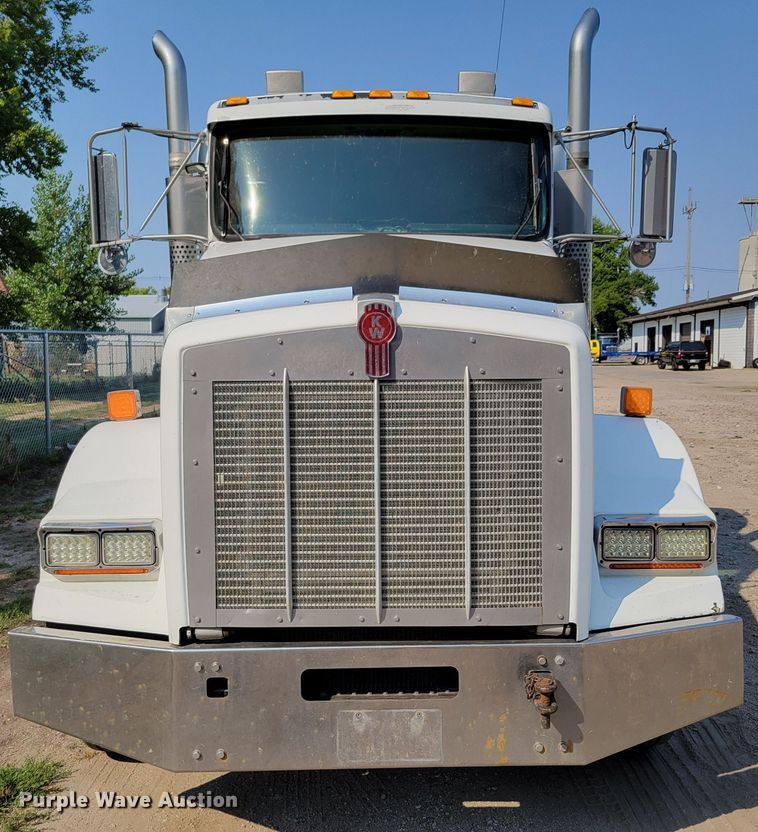 image for item DM8031 2001 Kenworth T800  semi truck