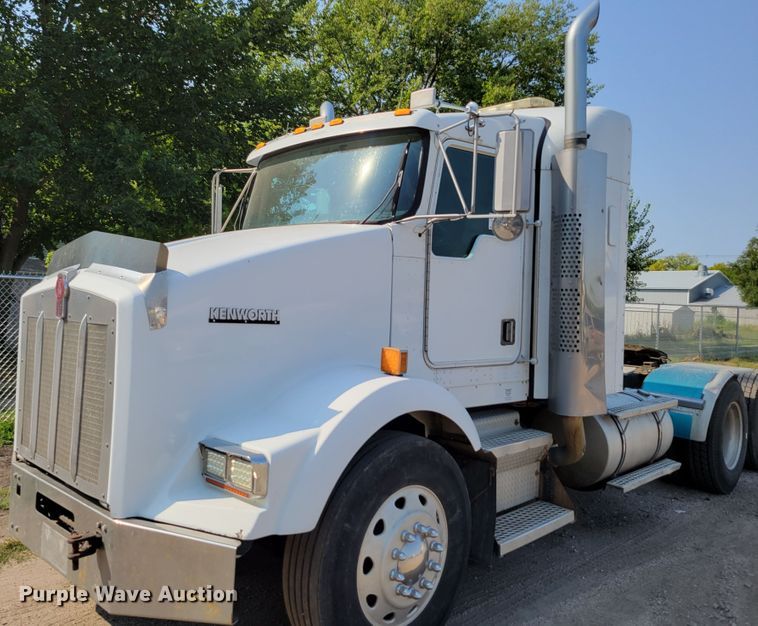 image for item DM8031 2001 Kenworth T800  semi truck