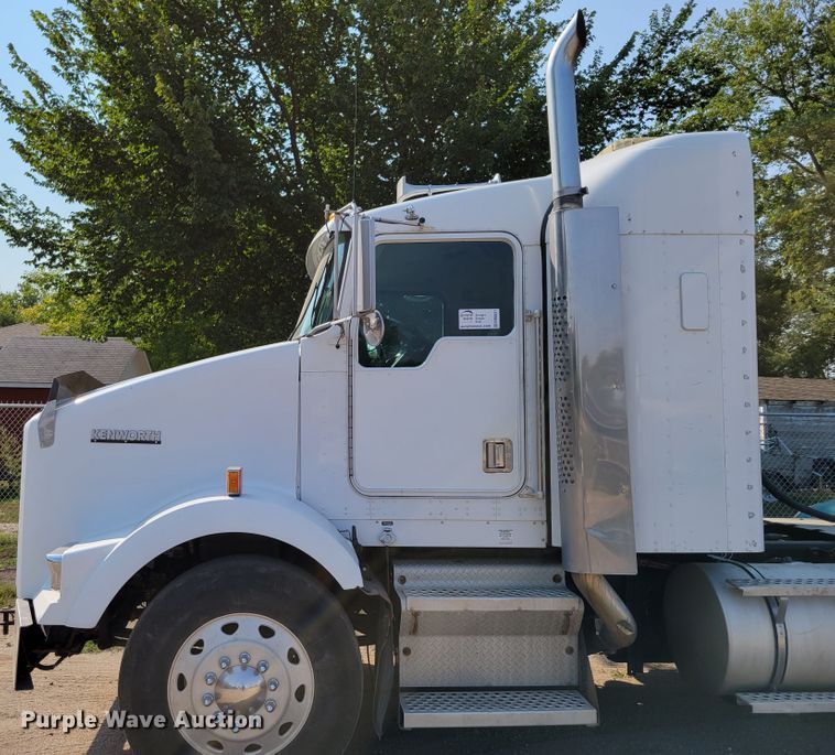 image for item DM8031 2001 Kenworth T800  semi truck