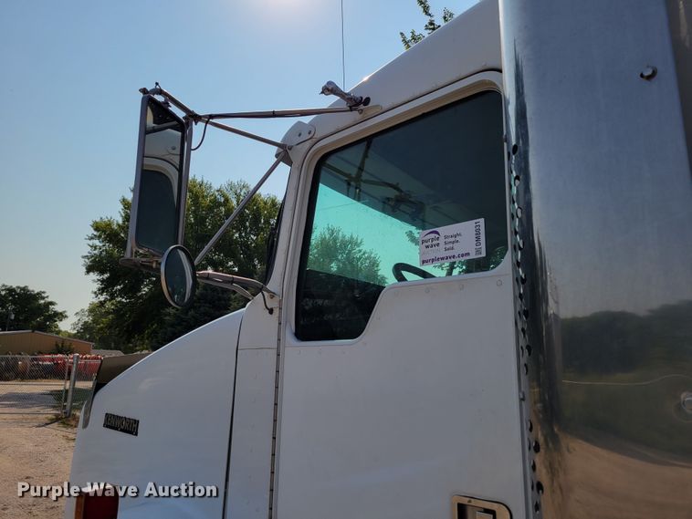 image for item DM8031 2001 Kenworth T800  semi truck