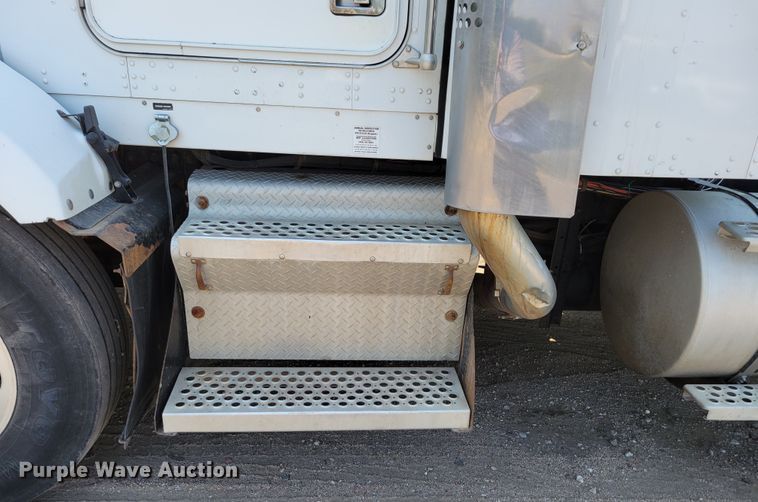 image for item DM8031 2001 Kenworth T800  semi truck