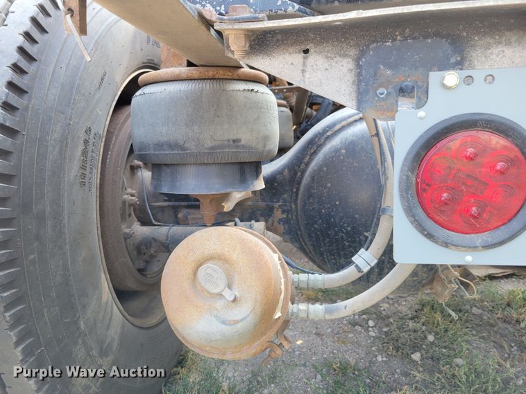 image for item DM8031 2001 Kenworth T800  semi truck