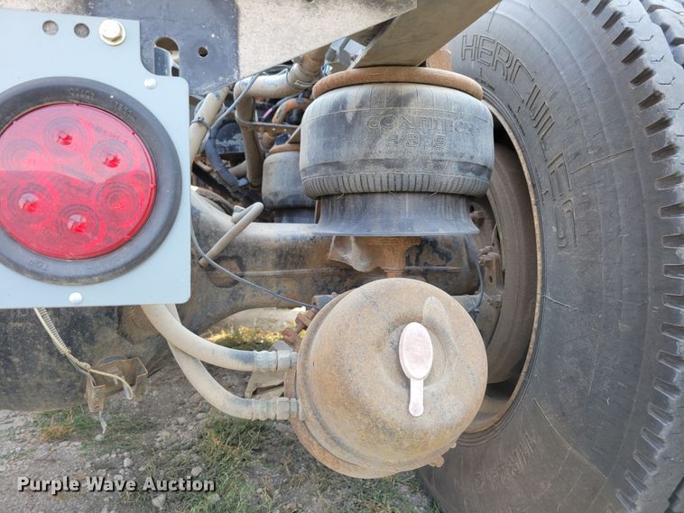 image for item DM8031 2001 Kenworth T800  semi truck