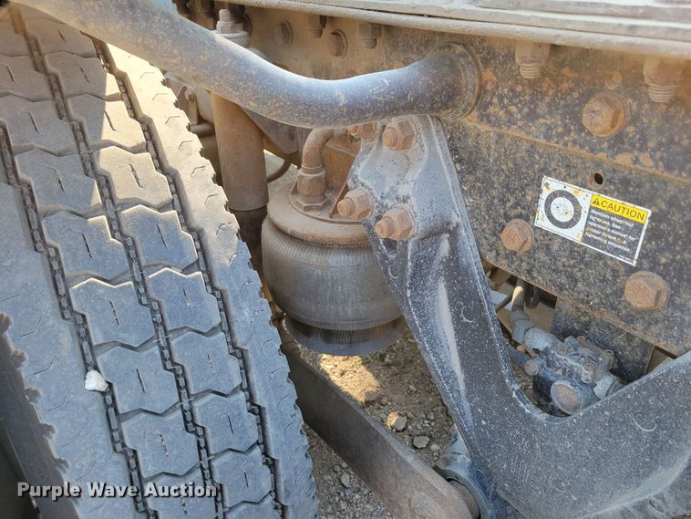 image for item DM8031 2001 Kenworth T800  semi truck