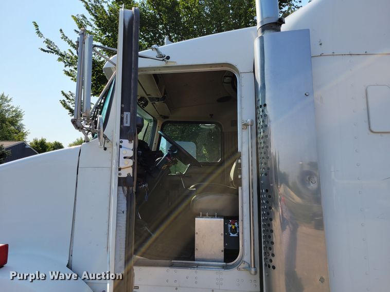 image for item DM8031 2001 Kenworth T800  semi truck