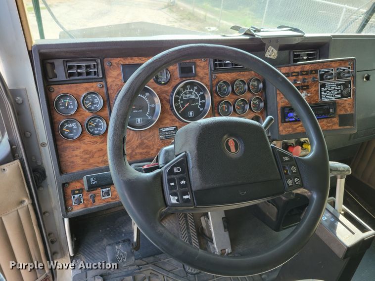 image for item DM8031 2001 Kenworth T800  semi truck