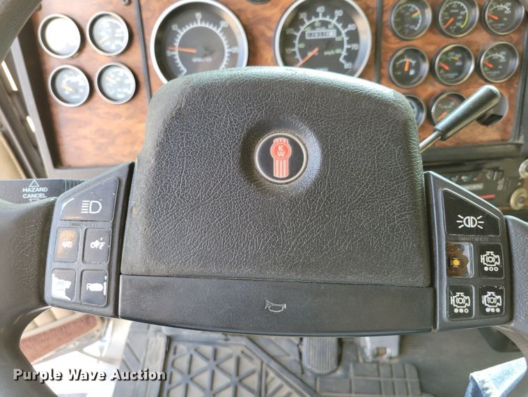 image for item DM8031 2001 Kenworth T800  semi truck