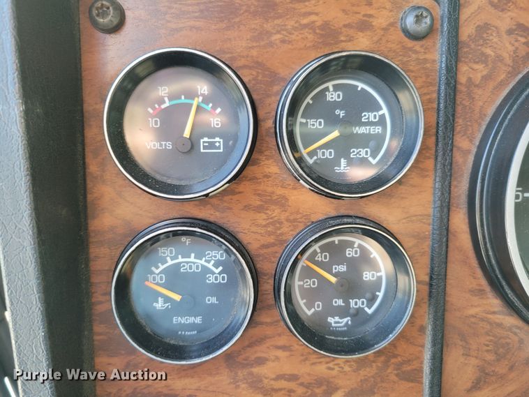 image for item DM8031 2001 Kenworth T800  semi truck