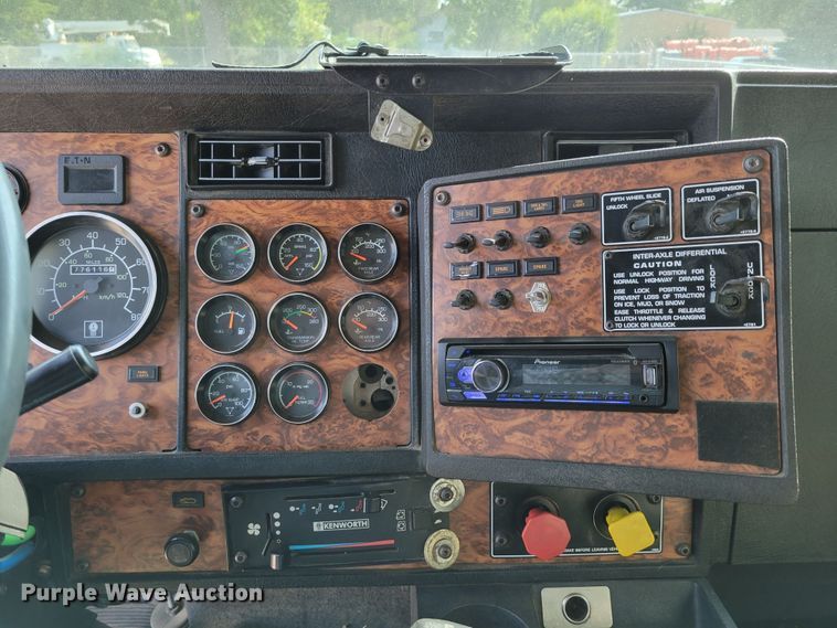 image for item DM8031 2001 Kenworth T800  semi truck