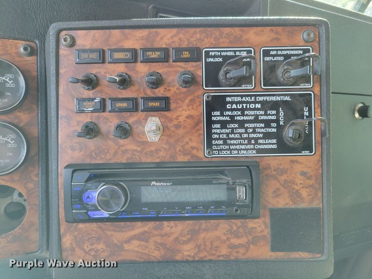 image for item DM8031 2001 Kenworth T800  semi truck