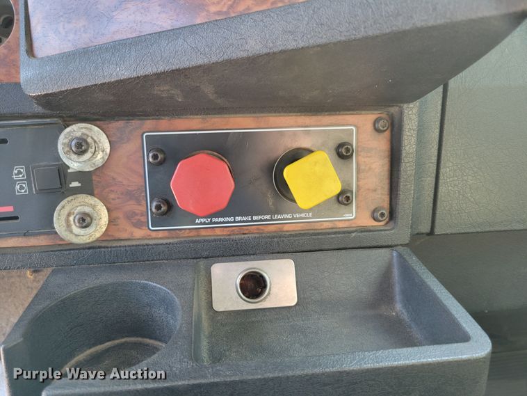 image for item DM8031 2001 Kenworth T800  semi truck