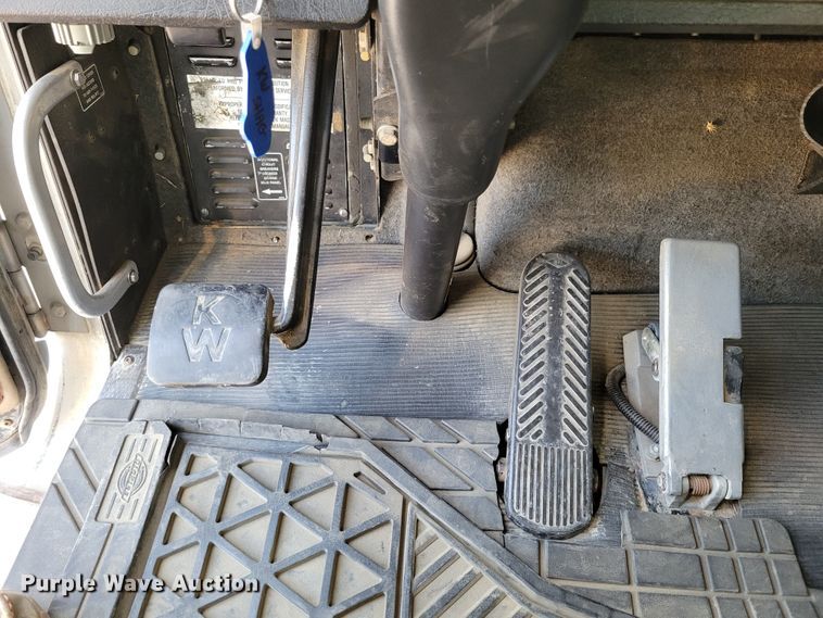 image for item DM8031 2001 Kenworth T800  semi truck