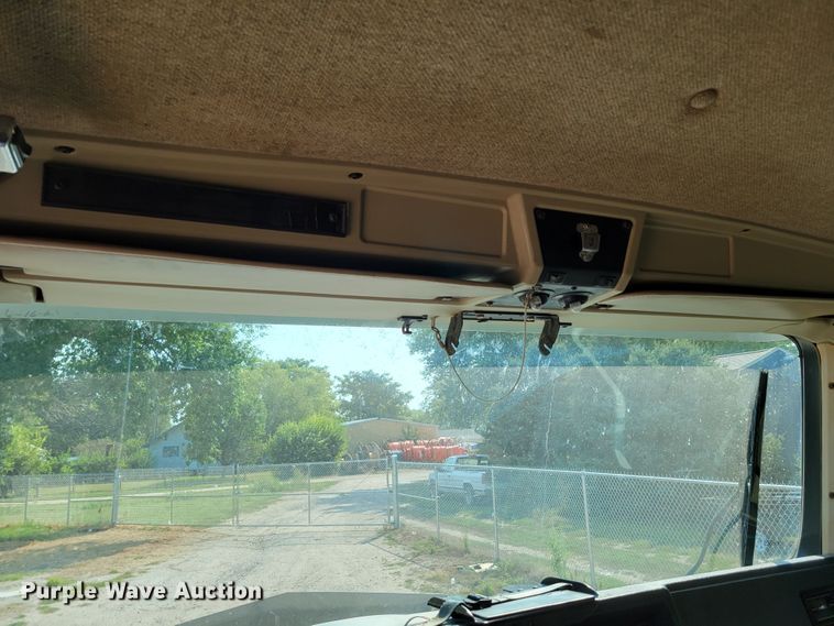 image for item DM8031 2001 Kenworth T800  semi truck