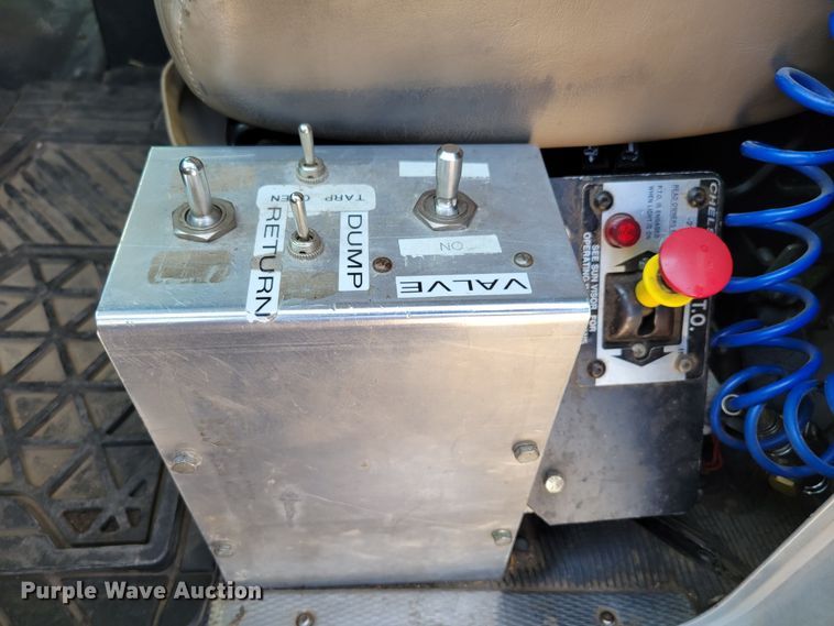 image for item DM8031 2001 Kenworth T800  semi truck