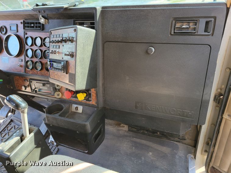 image for item DM8031 2001 Kenworth T800  semi truck