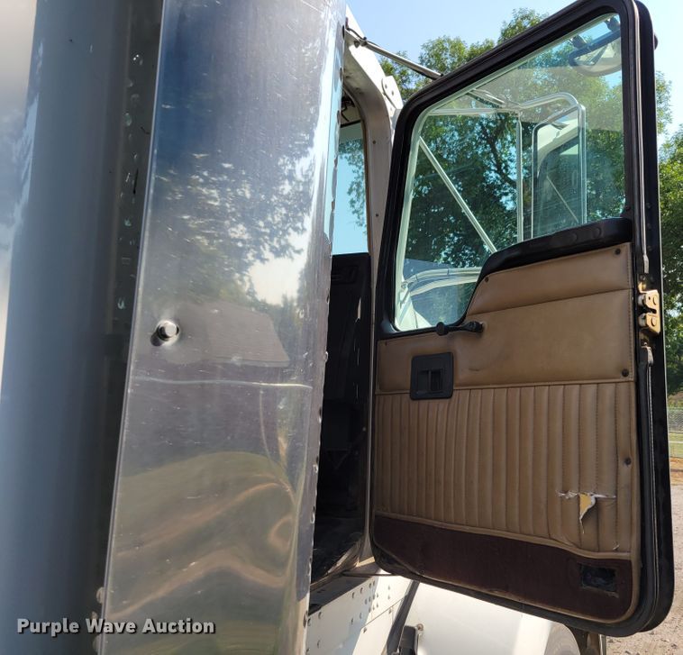 image for item DM8031 2001 Kenworth T800  semi truck