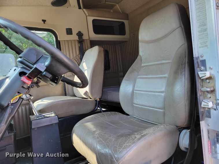 image for item DM8031 2001 Kenworth T800  semi truck