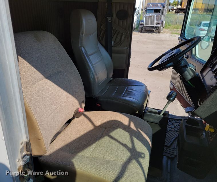 image for item DM8031 2001 Kenworth T800  semi truck