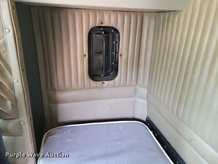 image for item DM8031 2001 Kenworth T800  semi truck