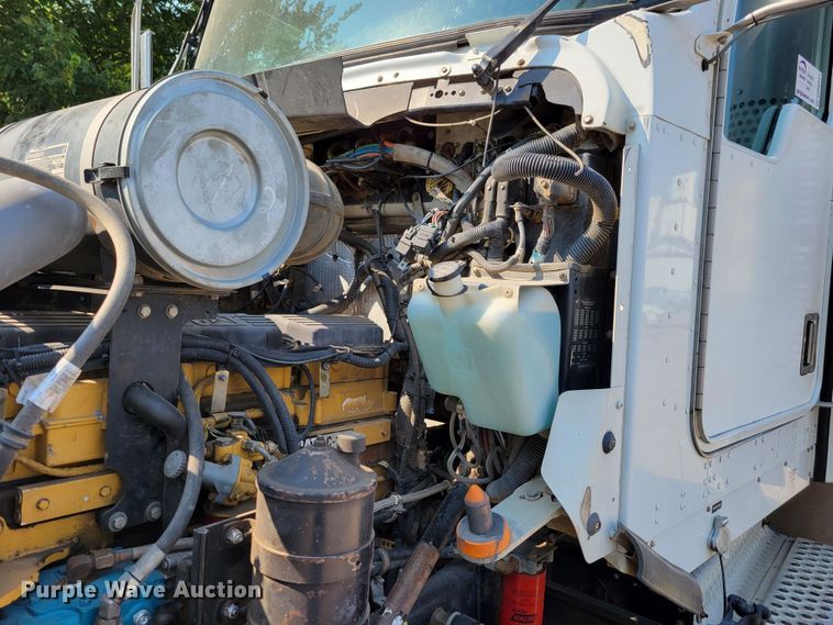 image for item DM8031 2001 Kenworth T800  semi truck