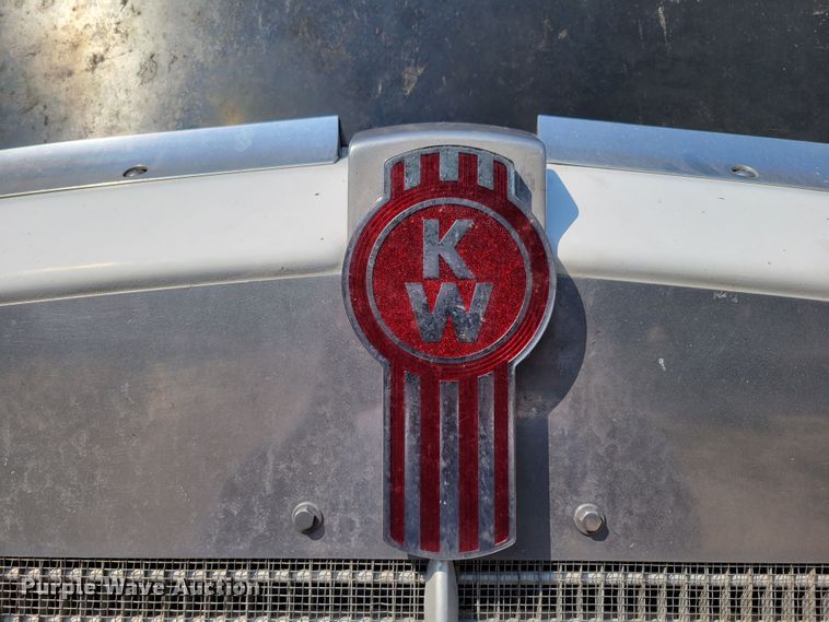 image for item DM8031 2001 Kenworth T800  semi truck