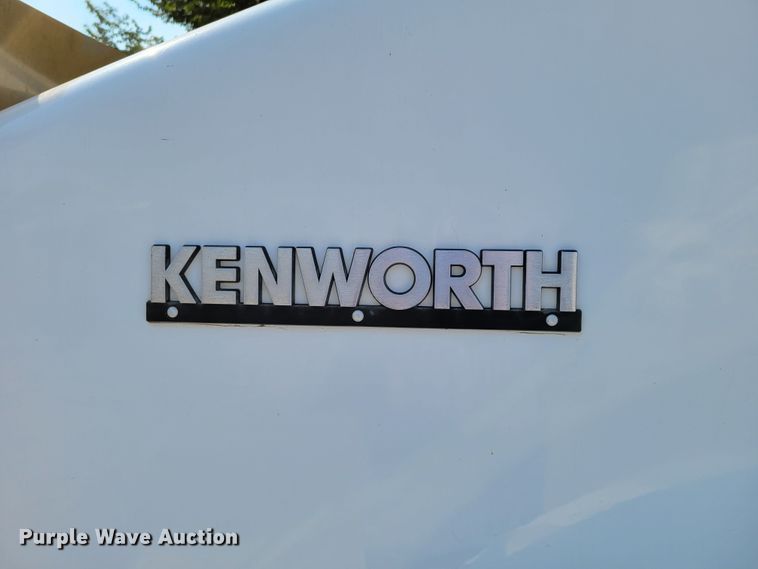 image for item DM8031 2001 Kenworth T800  semi truck