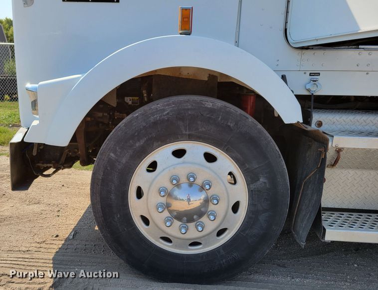 image for item DM8031 2001 Kenworth T800  semi truck