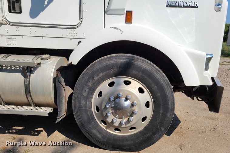 image for item DM8031 2001 Kenworth T800  semi truck