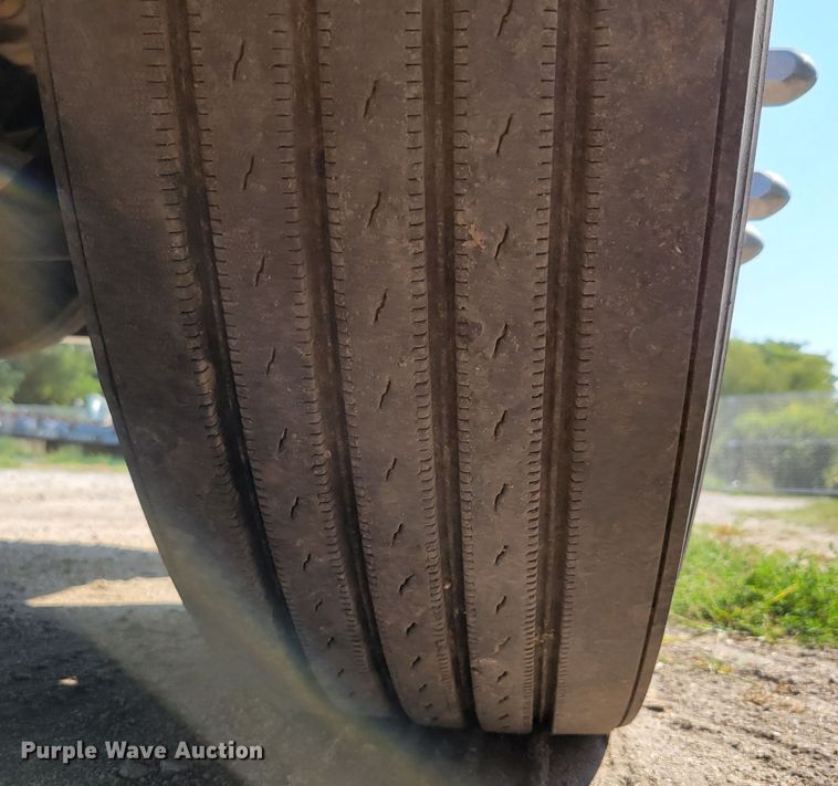 image for item DM8031 2001 Kenworth T800  semi truck