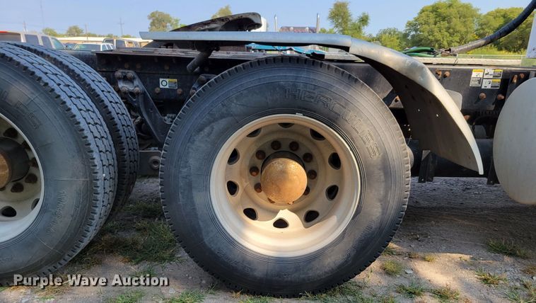 image for item DM8031 2001 Kenworth T800  semi truck