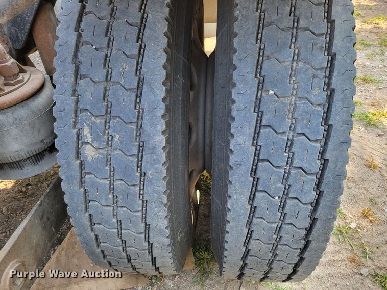 image for item DM8031 2001 Kenworth T800  semi truck