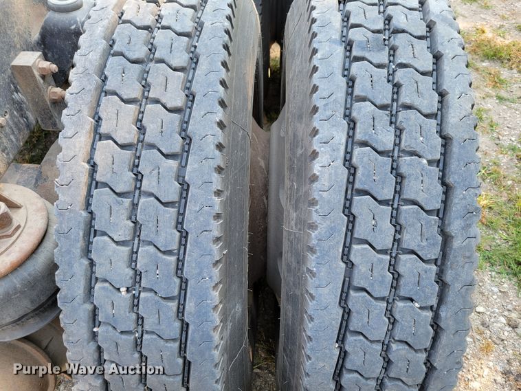 image for item DM8031 2001 Kenworth T800  semi truck