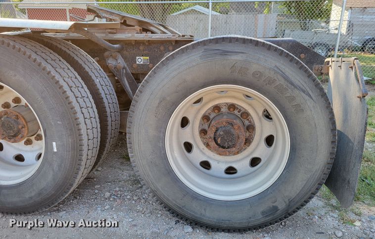 image for item DM8031 2001 Kenworth T800  semi truck