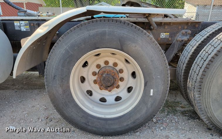 image for item DM8031 2001 Kenworth T800  semi truck