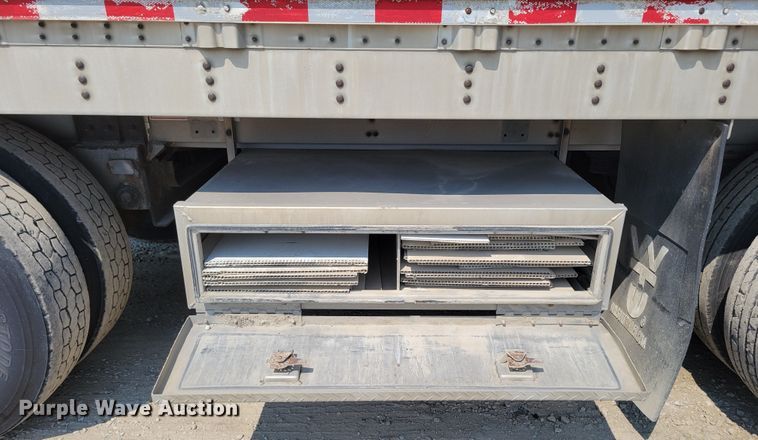 image for item DM8040 2002 Wilson PSDCL-311  livestock trailer