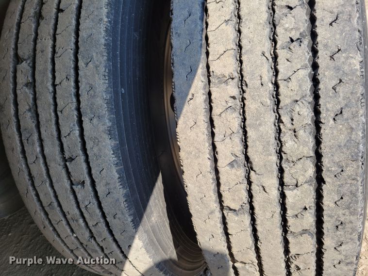 image for item DM8040 2002 Wilson PSDCL-311  livestock trailer