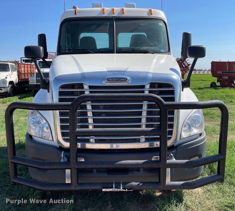 image for item DN5192 2011 Freightliner Cascadia 125  semi truck