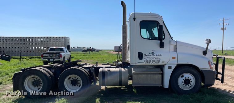 image for item DN5192 2011 Freightliner Cascadia 125  semi truck