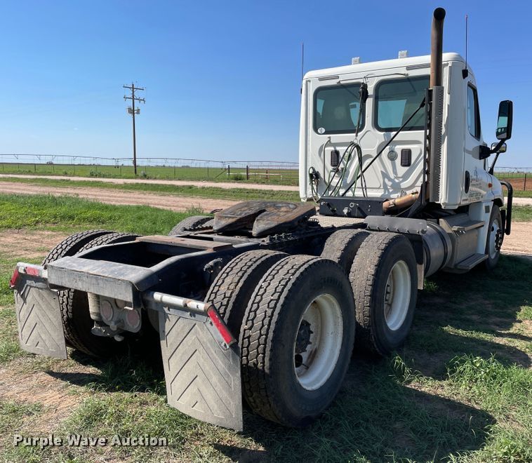 image for item DN5192 2011 Freightliner Cascadia 125  semi truck