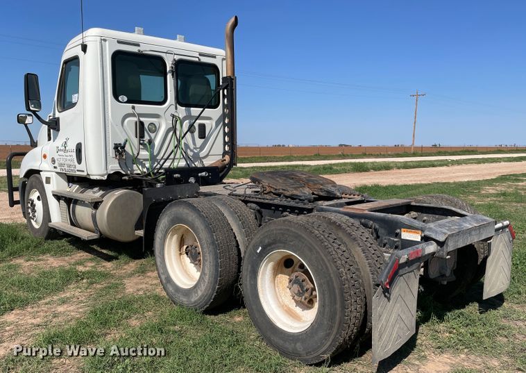 image for item DN5192 2011 Freightliner Cascadia 125  semi truck