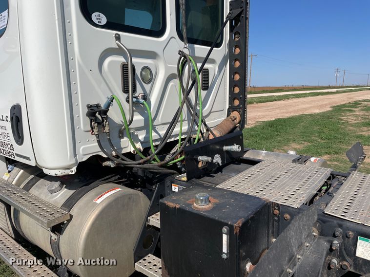 image for item DN5192 2011 Freightliner Cascadia 125  semi truck