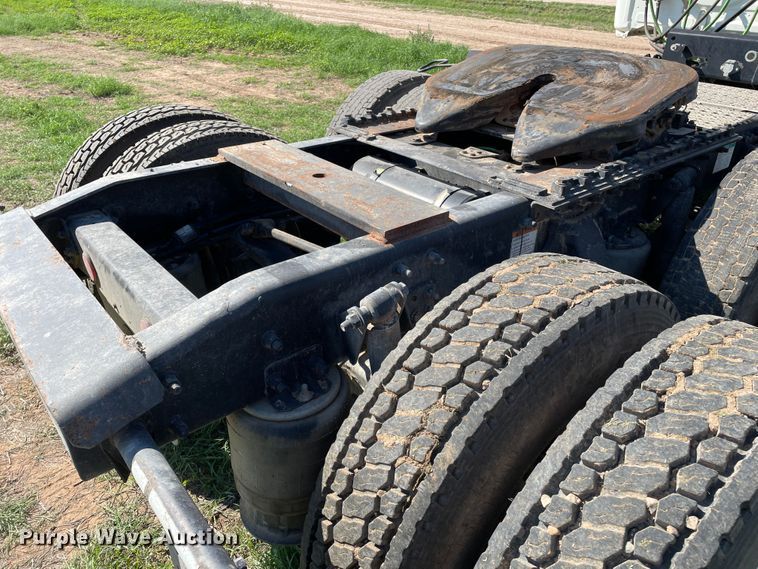 image for item DN5192 2011 Freightliner Cascadia 125  semi truck