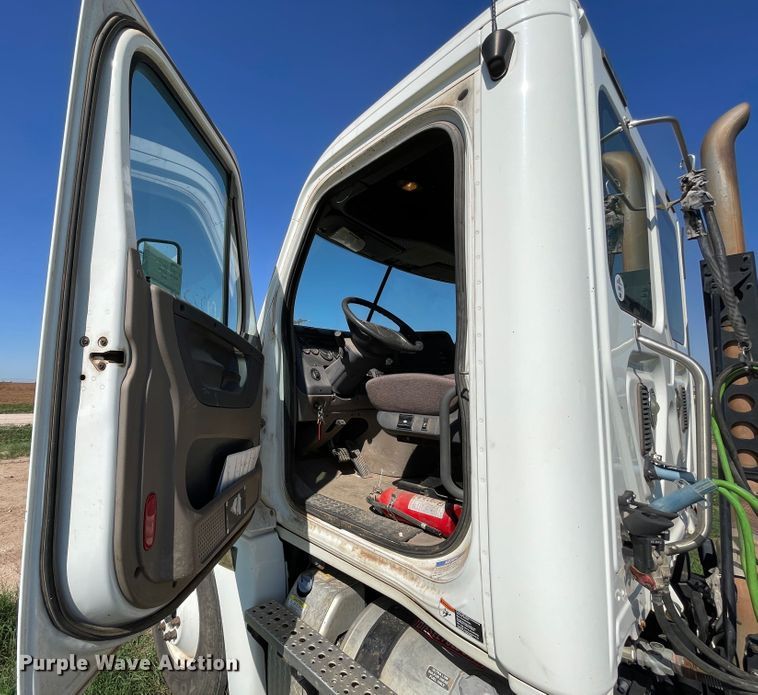 image for item DN5192 2011 Freightliner Cascadia 125  semi truck