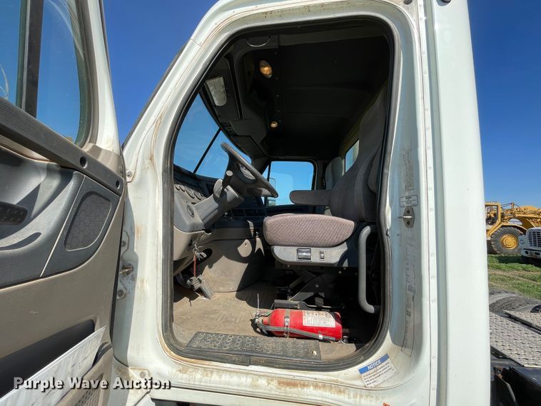 image for item DN5192 2011 Freightliner Cascadia 125  semi truck