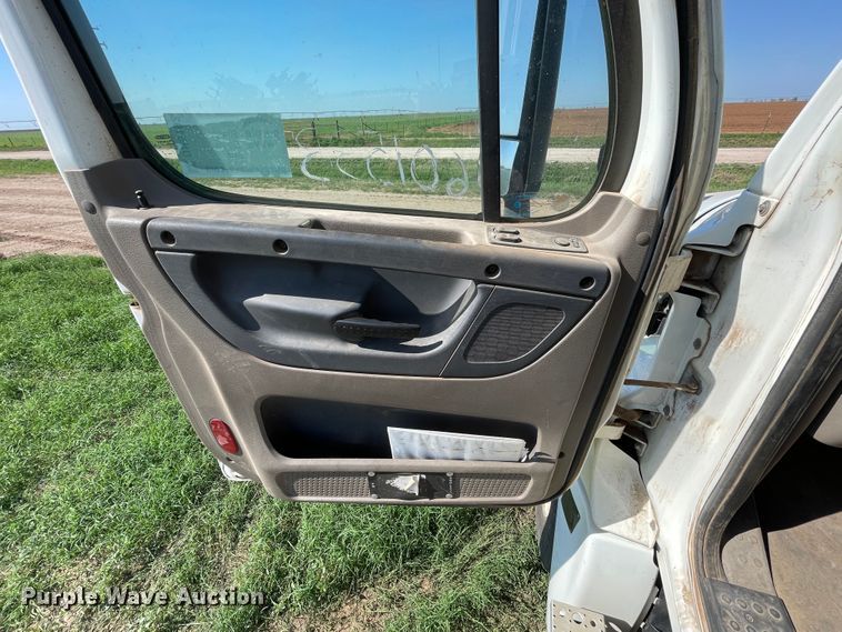 image for item DN5192 2011 Freightliner Cascadia 125  semi truck