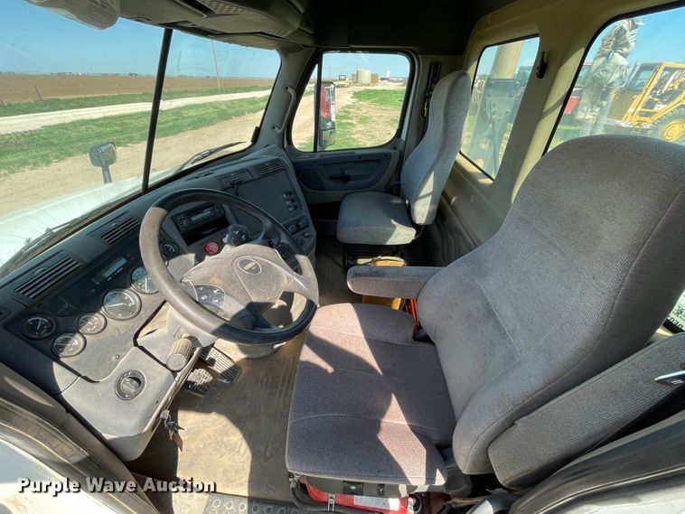 image for item DN5192 2011 Freightliner Cascadia 125  semi truck