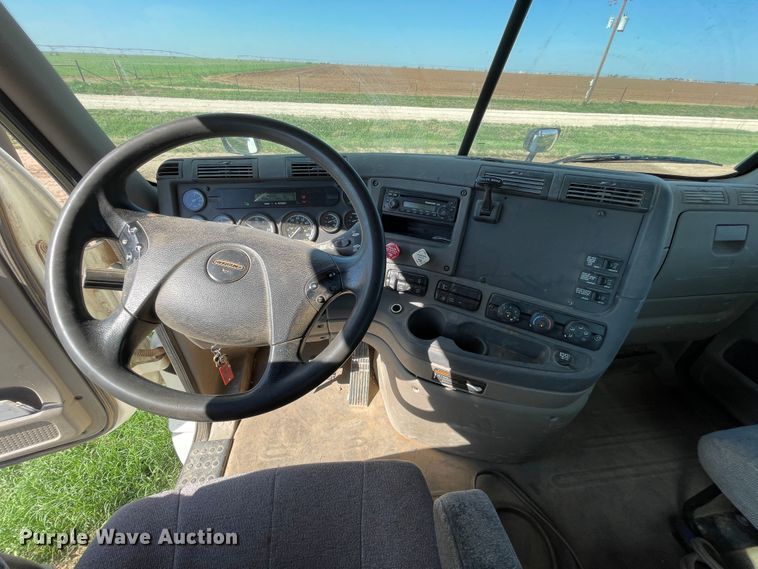 image for item DN5192 2011 Freightliner Cascadia 125  semi truck