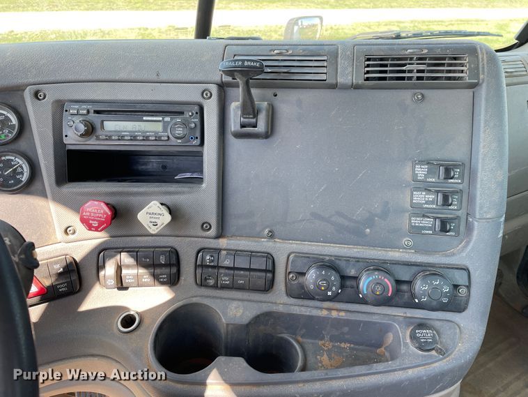 image for item DN5192 2011 Freightliner Cascadia 125  semi truck