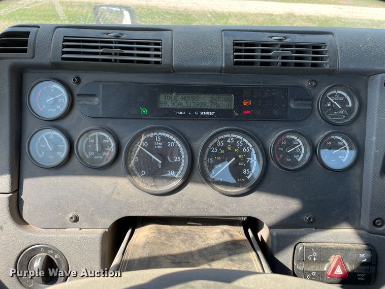 image for item DN5192 2011 Freightliner Cascadia 125  semi truck