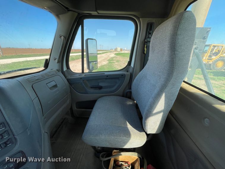 image for item DN5192 2011 Freightliner Cascadia 125  semi truck